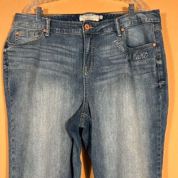 Torrid Plus Girlfriend Mid=Rise Embroidered Follow Your Heart Jeans - Picture 3 of 12